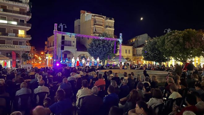 Γέμισε η πλατεία Αγίου Βασιλείου στη βραδιά με αγαπημένες μελωδίες του ελληνικού κινηματογράφου (vd)