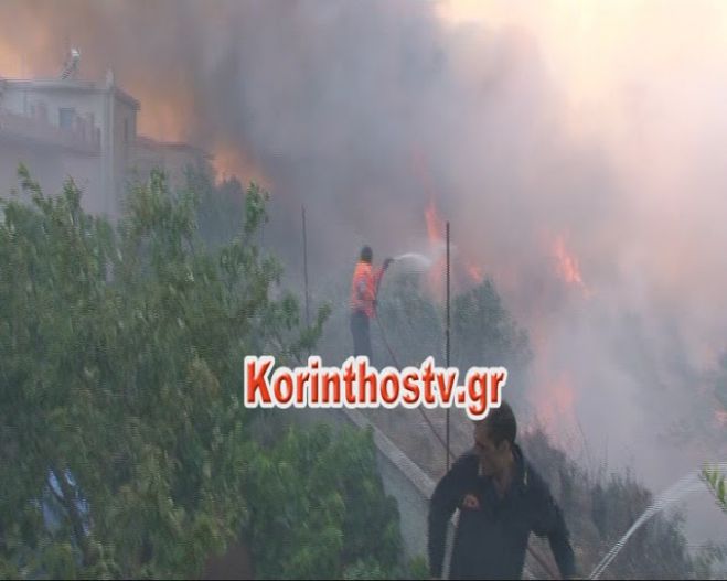 Φωτιά έφτασε μέχρι τις αυλές σπιτιών στην Κορινθία - Δείτε βίντεο!