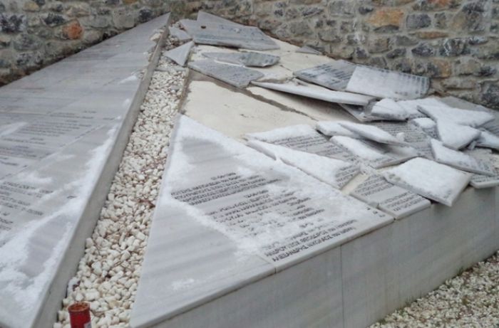 ΑΔΕΔΥ | Καταδίδκη για τη βεβήλωση του μνημείου του ΚΚΕ στην περιοχή του Αγίου Αθανασίου στην Τρίπολη