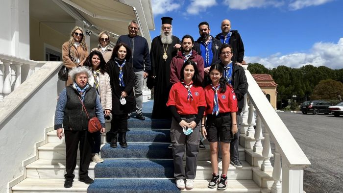 Δήμος Τρίπολης και Πρόσκοποι πρόσφεραν δώρα στους ηλικιωμένους του Δεκάζειου Γεροκομείου (vd)