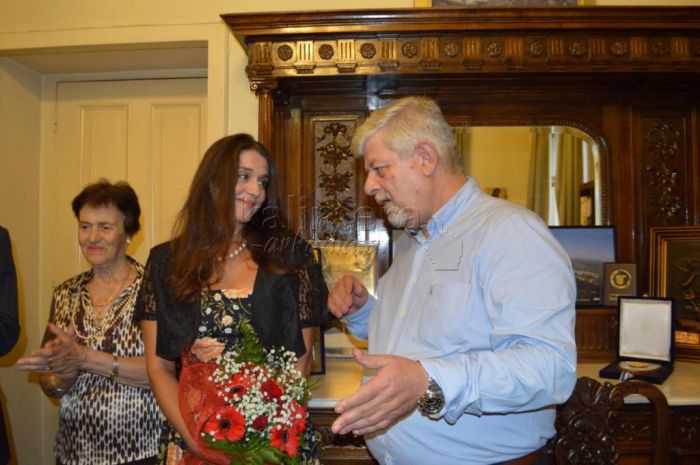 &Eta; &laquo;&Mu;&alpha;&nu;&tau;&iota;&nu;&epsilon;&iota;&alpha;&kappa;ή &Sigma;&upsilon;&mu;&pi;&omicron;&lambda;&iota;&tau;&epsilon;ί&alpha;&raquo; &zeta;&eta;&tau;ά &alpha;&pi;&alpha;&nu;&tau;ή&sigma;&epsilon;&iota;&sigmaf; &alpha;&pi;ό &tau;&omicron;&nu; &Pi;&alpha;&upsilon;&lambda;ή &gamma;&iota;&alpha; &tau;&eta; &delta;&iota;&alpha;&chi;&epsilon;ί&rho;&iota;&sigma;&eta; &tau;&omega;&nu; &alpha;&pi;&omicron;&rho;&rho;&iota;&mu;&mu;ά&tau;&omega;&nu;