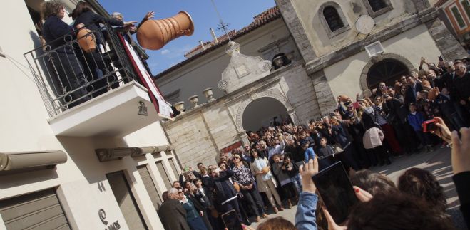 Πάσχα 2019 | Στην Κέρκυρα έγινε η Πρώτη Ανάσταση με τους «μπότηδες» (vd)