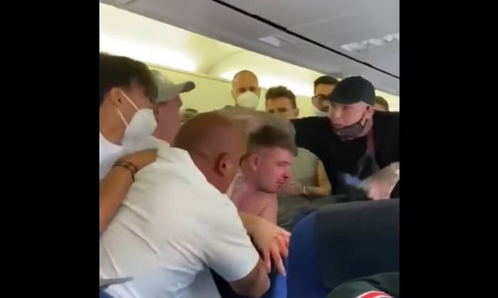 Τρελό ξύλο σε αεροπλάνο γιατί επιβάτης δεν φορούσε μάσκα (vd)