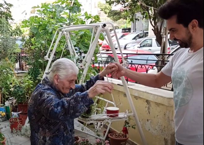 Η γιαγιά Σοφούλα (102 ετών) από την Αρκαδία ... ξορκίζει τον κορωνοϊό με χορό στην αυλή της! (vd)