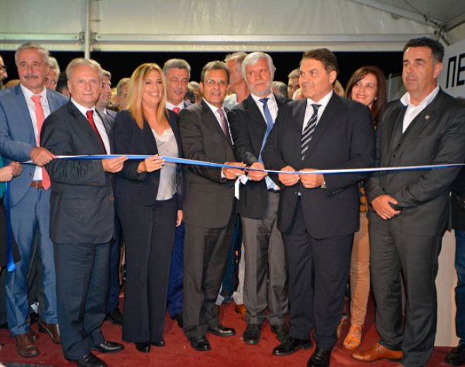 &Kappa;ό&pi;&eta;&kappa;&epsilon; &eta; ... &kappa;&omicron;&rho;&delta;έ&lambda;&alpha; &sigma;&tau;&eta;&nu; έ&kappa;&theta;&epsilon;&sigma;&eta; "&Pi;&epsilon;&lambda;&omicron;&pi;ό&nu;&nu;&eta;&sigma;&omicron;&sigmaf; Expo" (&epsilon;&iota;&kappa;ό&nu;&epsilon;&sigmaf;)