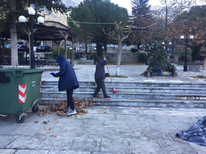 Πρωτοχρονιάτικη καθαριότητα στην πλατεία του χωριού της Κανδήλας (εικόνες)