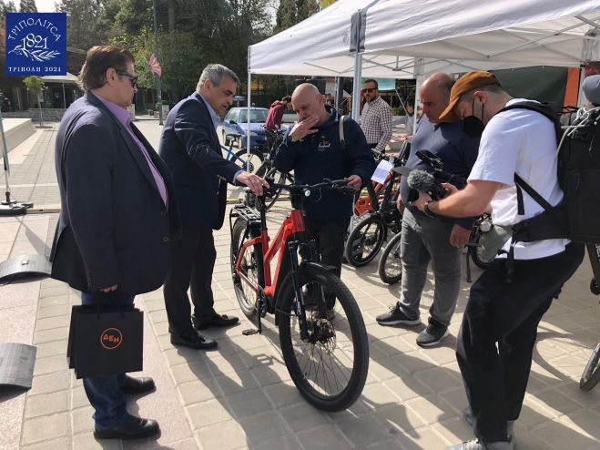 &Kappa;ώ&sigma;&tau;&alpha;&sigmaf; &Tau;&zeta;&iota;&omicron;ύ&mu;&eta;&sigmaf;: &laquo;&Theta;έ&lambda;&omicron;&upsilon;&mu;&epsilon; &mu;&iota;&alpha; &Tau;&rho;ί&pi;&omicron;&lambda;&eta; &mu;&epsilon; &pi;&epsilon;&rho;&iota;&sigma;&sigma;ό&tau;&epsilon;&rho;&alpha; &eta;&lambda;&epsilon;&kappa;&tau;&rho;&iota;&kappa;ά &pi;&omicron;&delta;ή&lambda;&alpha;&tau;&alpha;&raquo; (vd)