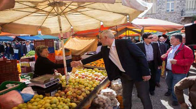 Για ακόμη μια φορά - Ο Γιάννης Σμυρνιώτης κοντά στους παραγωγούς της λαϊκής στην πλατεία Βαλτετσίου