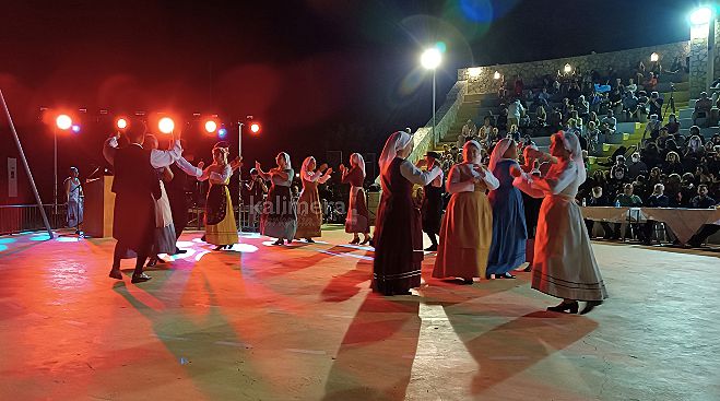 &Gamma;&iota;&omicron;&rho;&tau;ή &Psi;&alpha;&rho;ά &mu;&epsilon; &tau;&rho;&alpha;&gamma;&omicron;ύ&delta;&iota;&alpha;, &chi;&omicron;&rho;&omicron;ύ&sigmaf; &kappa;&alpha;&iota; &nu;ό&sigma;&tau;&iota;&mu;&omicron;&upsilon;&sigmaf; &psi;&alpha;&rho;&omicron;&mu;&epsilon;&zeta;έ&delta;&epsilon;&sigmaf; &sigma;&tau;&omicron;&nu; &Tau;&upsilon;&rho;ό! (&epsilon;&iota;&kappa;ό&nu;&epsilon;&sigmaf; - &beta;ί&nu;&tau;&epsilon;&omicron;)