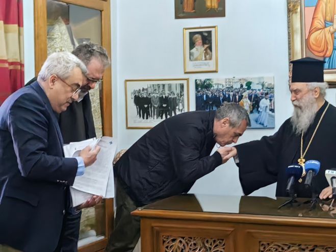 &Sigma;&eta;&mu;&alpha;&nu;&tau;&iota;&kappa;ή &delta;&omega;&rho;&epsilon;ά &alpha;&pi;ό "&Pi;ά&rho;&nu;&omega;&nu;&alpha;" &kappa;&alpha;&iota; &Delta;ή&mu;&omicron; &Tau;&rho;ί&pi;&omicron;&lambda;&eta;&sigmaf; &sigma;&tau;&eta; &mu;&nu;ή&mu;&eta; &tau;&omicron;&upsilon; &mu;&alpha;&kappa;&alpha;&rho;&iota;&sigma;&tau;&omicron;ύ &Alpha;&lambda;έ&xi;&alpha;&nu;&delta;&rho;&omicron;&upsilon; (&epsilon;&iota;&kappa;ό&nu;&epsilon;&sigmaf; - &beta;ί&nu;&tau;&epsilon;&omicron;)