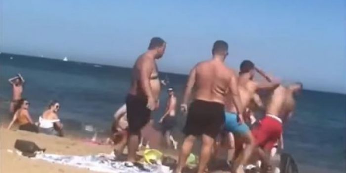 Πολύ ξύλο | Παραλία μετατράπηκε σε ... ρινγκ! (vd)
