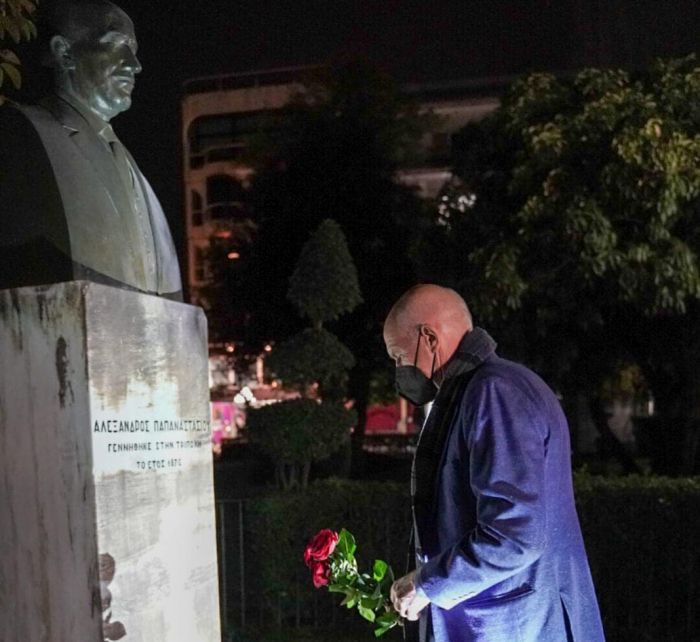 &Lambda;&omicron;&upsilon;&lambda;&omicron;ύ&delta;&iota;&alpha; &sigma;&tau;&eta;&nu; &pi;&rho;&omicron;&tau;&omicron;&mu;ή &tau;&omicron;&upsilon; &Alpha;&lambda;έ&xi;&alpha;&nu;&delta;&rho;&omicron;&upsilon; &Pi;&alpha;&pi;&alpha;&nu;&alpha;&sigma;&tau;&alpha;&sigma;ί&omicron;&upsilon; ά&phi;&eta;&sigma;&epsilon; &omicron; &Gamma;&iota;ώ&rho;&gamma;&omicron;&sigmaf; &Pi;&alpha;&pi;&alpha;&nu;&delta;&rho;έ&omicron;&upsilon; &sigma;&tau;&eta;&nu; &Tau;&rho;ί&pi;&omicron;&lambda;&eta;