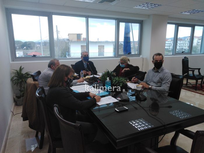 &Tau;&rho;ί&pi;&omicron;&lambda;&eta; | &Upsilon;&pi;ό &tau;&omicron;&nu; &Lambda;&alpha;&mu;&pi;&rho;ό&pi;&omicron;&upsilon;&lambda;&omicron; &sigma;&upsilon;&nu;&epsilon;&delta;&rho;ί&alpha;&sigma;&epsilon; &eta; &Pi;&epsilon;&rho;&iota;&phi;&epsilon;&rho;&epsilon;&iota;&alpha;&kappa;ή &Omicron;&mu;ά&delta;&alpha; &Delta;&iota;&omicron;ί&kappa;&eta;&sigma;&eta;&sigmaf; Έ&rho;&gamma;&omicron;&upsilon; &tau;&eta;&sigmaf; &Pi;&epsilon;&rho;&iota;&phi;έ&rho;&epsilon;&iota;&alpha;&sigmaf; &Pi;&epsilon;&lambda;&omicron;&pi;&omicron;&nu;&nu;ή&sigma;&omicron;&upsilon; (&epsilon;&iota;&kappa;ό&nu;&epsilon;&sigmaf;)