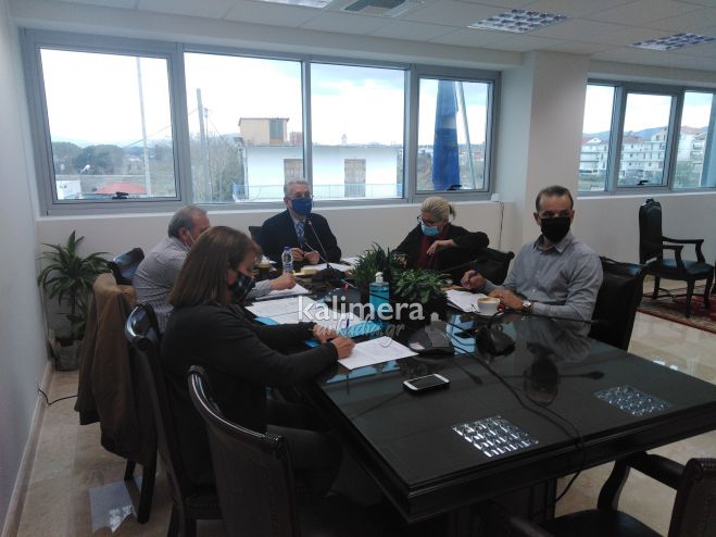 &Tau;&rho;ί&pi;&omicron;&lambda;&eta; | &Upsilon;&pi;ό &tau;&omicron;&nu; &Lambda;&alpha;&mu;&pi;&rho;ό&pi;&omicron;&upsilon;&lambda;&omicron; &sigma;&upsilon;&nu;&epsilon;&delta;&rho;ί&alpha;&sigma;&epsilon; &eta; &Pi;&epsilon;&rho;&iota;&phi;&epsilon;&rho;&epsilon;&iota;&alpha;&kappa;ή &Omicron;&mu;ά&delta;&alpha; &Delta;&iota;&omicron;ί&kappa;&eta;&sigma;&eta;&sigmaf; Έ&rho;&gamma;&omicron;&upsilon; &tau;&eta;&sigmaf; &Pi;&epsilon;&rho;&iota;&phi;έ&rho;&epsilon;&iota;&alpha;&sigmaf; &Pi;&epsilon;&lambda;&omicron;&pi;&omicron;&nu;&nu;ή&sigma;&omicron;&upsilon; (&epsilon;&iota;&kappa;ό&nu;&epsilon;&sigmaf;)