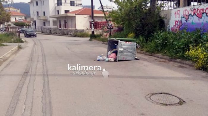 Δήμος Τρίπολης: "Όχι σκουπίδια έξω από τους κάδους"