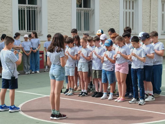 &Tau;&omicron; 9&omicron; &Delta;&eta;&mu;&omicron;&tau;&iota;&kappa;ό &Sigma;&chi;&omicron;&lambda;&epsilon;ί&omicron; &Tau;&rho;ί&pi;&omicron;&lambda;&eta;&sigmaf; &upsilon;&pi;&omicron;&delta;έ&chi;&theta;&eta;&kappa;&epsilon; &tau;&omicron; &Gamma;&alpha;&lambda;&lambda;&iota;&kappa;ό &Sigma;&chi;&omicron;&lambda;&epsilon;ί&omicron; Notre Dame du Sacr&eacute; Coeur! (&epsilon;&iota;&kappa;ό&nu;&epsilon;&sigmaf;)