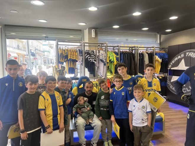 Οι μικροί φίλοι του ASTERAS AKTOR συμπλήρωσαν το άλμπουμ τους και συνάαντησαν τον Νίκο Καλτσά! (vd)