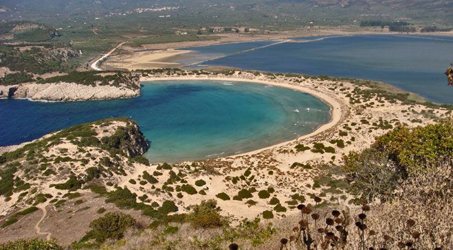 Λευκή αμμουδιά γεμάτη όμορφα κοχύλια στη διάσημη παραλία της Βοϊδοκοιλιάς στη Μεσσηνία (vd)