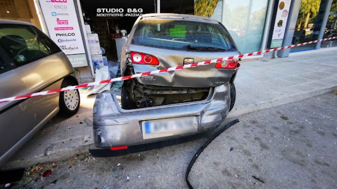 Ναύπλιο | Τρελή πορεία αυτοκινήτου - Μεγάλες φθορές σε οχήματα και κατάστημα (vd)