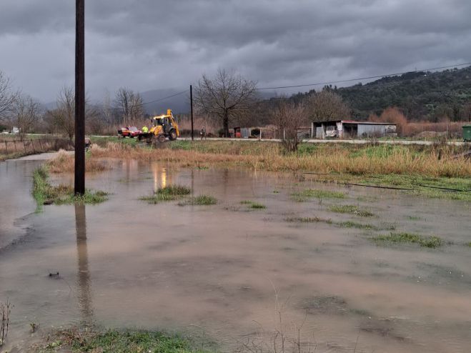 Γορτυνία | Κινδυνεύουν να πλημμυρίσουν σπίτια στο Δωδεκάμετρο - Τα νερά έχουν φτάσει μέχρι τις αυλές! (vd)