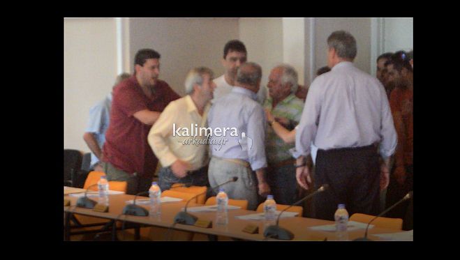 Οι στιγμές μεγάλης έντασης στο Δημοτικό Συμβούλιο Τρίπολης (vd)