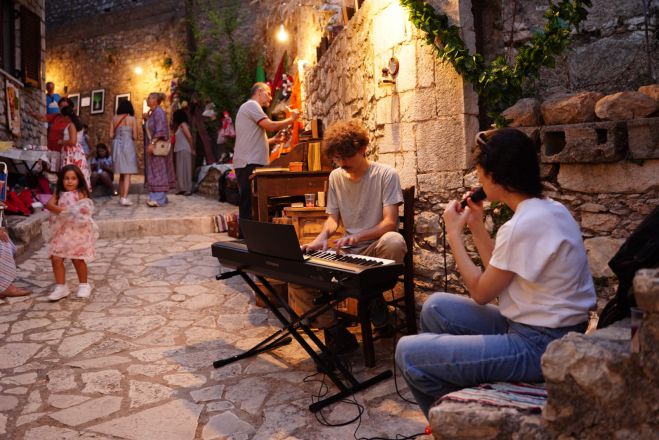 &Mu;&alpha;&gamma;&epsilon;&upsilon;&tau;&iota;&kappa;ή &alpha;&tau;&mu;ό&sigma;&phi;&alpha;&iota;&rho;&alpha; &mu;&epsilon; &mu;&omicron;&upsilon;&sigma;&iota;&kappa;ή &kappa;&alpha;&iota; έ&rho;&gamma;&alpha; &tau;έ&chi;&nu;&eta;&sigmaf; &sigma;&tau;&alpha; &sigma;&omicron;&kappa;ά&kappa;&iota;&alpha; &tau;&eta;&sigmaf; &Kappa;&alpha;&rho;ύ&tau;&alpha;&iota;&nu;&alpha;&sigmaf; (&epsilon;&iota;&kappa;ό&nu;&epsilon;&sigmaf; - &beta;ί&nu;&tau;&epsilon;&omicron;)