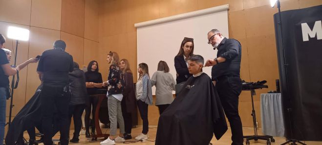 &Sigma;ύ&lambda;&lambda;&omicron;&gamma;&omicron;&sigmaf; &Kappa;&omicron;&upsilon;&rho;έ&omega;&nu; - &Kappa;&omicron;&mu;&mu;&omega;&tau;ώ&nu; &Tau;&rho;ί&pi;&omicron;&lambda;&eta;&sigmaf; | &Epsilon;&pi;&iota;&tau;&upsilon;&chi;&eta;&mu;έ&nu;&omicron; &sigma;&epsilon;&mu;&iota;&nu;ά&rho;&iota;&omicron; &kappa;&omicron;&mu;&mu;&omega;&tau;&iota;&kappa;ή&sigmaf; &kappa;&alpha;&iota; &delta;&rho;ά&sigma;&eta; &gamma;&iota;&alpha; &tau;&omicron; "Ά&lambda;&mu;&alpha; &Zeta;&omega;ή&sigmaf;"