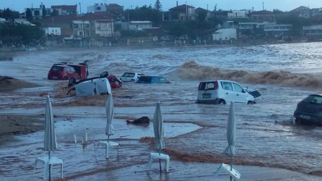 Απίστευτο - Δεκάδες αυτοκίνητα στη θάλασσα της Στούπας! (εικόνες)
