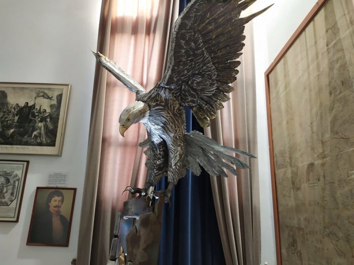 &Tau;&omicron; &epsilon;&nu;&tau;&upsilon;&pi;&omega;&sigma;&iota;&alpha;&kappa;ό έ&rho;&gamma;&omicron; &pi;&omicron;&upsilon; &kappa;&omicron;&sigma;&mu;&epsilon;ί &tau;&omicron; &Pi;&omicron;&lambda;&epsilon;&mu;&iota;&kappa;ό &Mu;&omicron;&upsilon;&sigma;&epsilon;ί&omicron; &Tau;&rho;ί&pi;&omicron;&lambda;&eta;&sigmaf; (&epsilon;&iota;&kappa;ό&nu;&epsilon;&sigmaf;)