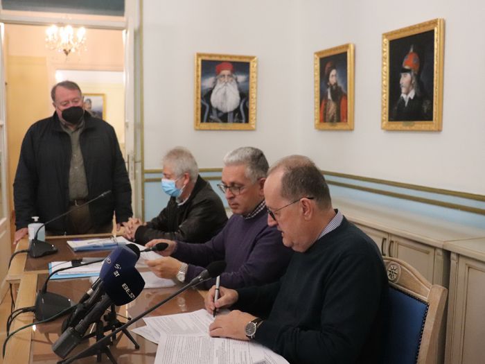 &Sigma;&upsilon;&mu;&beta;ά&sigma;&epsilon;&iota;&sigmaf; έ&rho;&gamma;&omega;&nu; &sigma;&tau;&eta;&nu; &Alpha;&rho;&kappa;&alpha;&delta;ί&alpha; &sigma;&upsilon;&nu;&omicron;&lambda;&iota;&kappa;&omicron;ύ &pi;&rho;&omicron;ϋ&pi;&omicron;&lambda;&omicron;&gamma;&iota;&sigma;&mu;&omicron;ύ 850.000 &epsilon;&upsilon;&rho;ώ &upsilon;&pi;έ&gamma;&rho;&alpha;&psi;&epsilon; &omicron; &pi;&epsilon;&rho;&iota;&phi;&epsilon;&rho;&epsilon;&iota;ά&rho;&chi;&eta;&sigmaf; &Pi;&epsilon;&lambda;&omicron;&pi;&omicron;&nu;&nu;ή&sigma;&omicron;&upsilon; &Pi;. &Nu;ί&kappa;&alpha;&sigmaf;