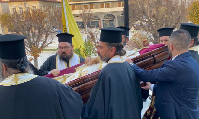 &Mu;&epsilon; &delta;ά&kappa;&rho;&upsilon;&alpha; &pi;&rho;&omicron;&sigma;&kappa;&upsilon;&nu;&omicron;ύ&nu; &tau;&omicron; &sigma;&kappa;ή&nu;&omega;&mu;&alpha; &tau;&omicron;&upsilon; &mu;&alpha;&kappa;&alpha;&rho;&iota;&sigma;&tau;&omicron;ύ &Mu;&eta;&tau;&rho;&omicron;&pi;&omicron;&lambda;ί&tau;&eta; &Alpha;&lambda;&epsilon;&xi;ά&nu;&delta;&rho;&omicron;&upsilon; &sigma;&tau;&eta;&nu; &Tau;&rho;ί&pi;&omicron;&lambda;&eta; (&epsilon;&iota;&kappa;ό&nu;&epsilon;&sigmaf; - &beta;ί&nu;&tau;&epsilon;&omicron;)