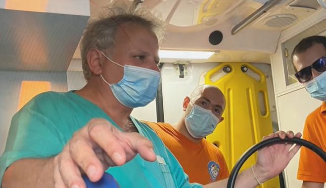 &Omicron; &gamma;&iota;&alpha;&tau;&rho;ό&sigmaf; &tau;&eta;&sigmaf; &Alpha;&rho;&epsilon;ό&pi;&omicron;&lambda;&eta;&sigmaf; &omicron;&delta;ή&gamma;&eta;&sigma;&epsilon; &tau;&omicron; &alpha;&sigma;&theta;&epsilon;&nu;&omicron;&phi;ό&rho;&omicron; &gamma;&iota;&alpha; &nu;&alpha; &phi;&tau;ά&sigma;&epsilon;&iota; &gamma;&rho;ή&gamma;&omicron;&rho;&alpha; &sigma;&epsilon; &alpha;&sigma;&theta;&epsilon;&nu;ή