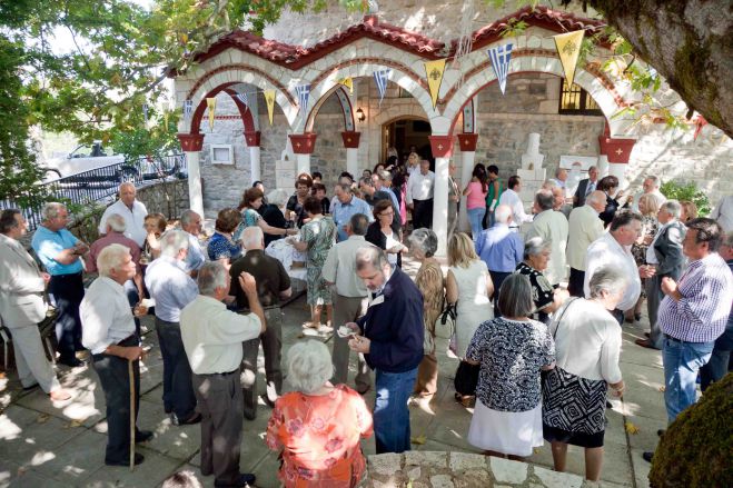 Πολύς κόσμος για τη γιορτή του Μητροπολίτη στο Ναό του Αγίου Νικολάου στο χωριό Πάπαρι (εικόνες)