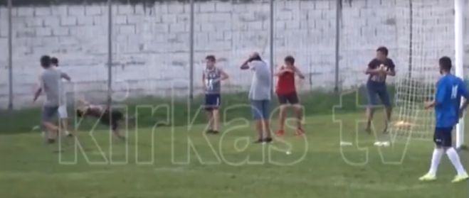 Ποδόσφαιρο - Άτυχος πιτσιρικάς δέχτηκε σουτ στο κεφάλι ... (vd)