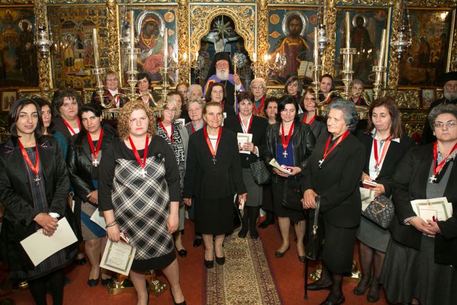 &Sigma;&tau;&omicron; &Lambda;&epsilon;&omega;&nu;ί&delta;&iota;&omicron; &tau;&iota;&mu;ή&theta;&eta;&kappa;&alpha;&nu; &alpha;&pi;ό &tau;&eta; &Mu;&eta;&tau;&rho;ό&pi;&omicron;&lambda;&eta; &omicron;&iota; &laquo;&Pi;&alpha;&pi;&alpha;&delta;&iota;έ&sigmaf;&raquo; &tau;&eta;&sigmaf; &Kappa;&upsilon;&nu;&omicron;&upsilon;&rho;ί&alpha;&sigmaf; (&epsilon;&iota;&kappa;ό&nu;&epsilon;&sigmaf;)