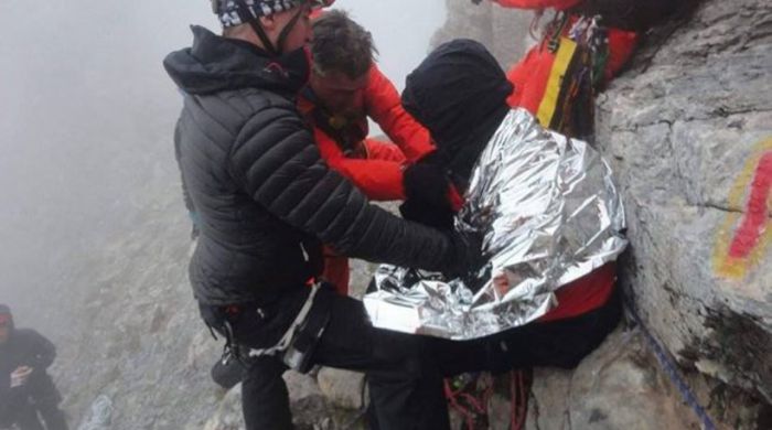 Όλυμπος: Εξαντλημένος ο Ρουμάνος ορειβάτης - Δείτε την επιχείρηση απεγκλωβισμού του