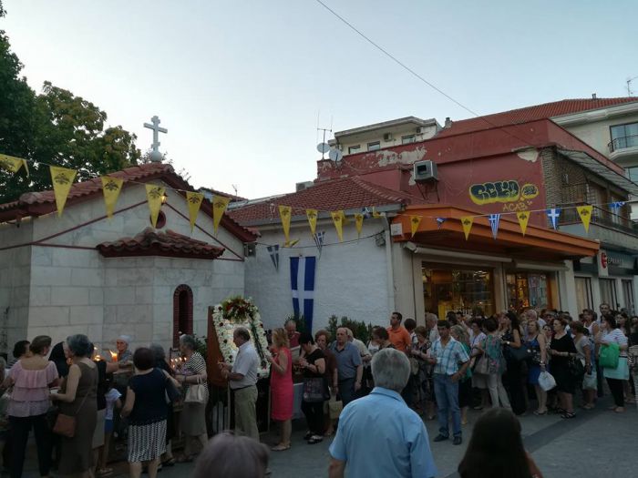 Λαϊκό προσκύνημα στο παρεκκλήσι της Αγίας Παρασκευής στην Τρίπολη! (vd)