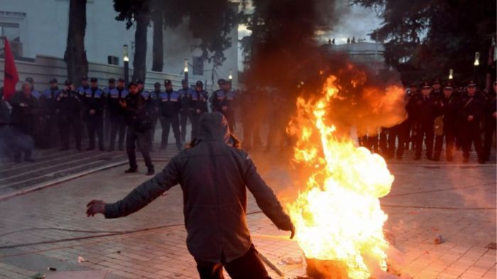 Επεισόδια στην Αλβανία | Συγκρούσεις, δακρυγόνα και πέτρες κοντά στο κοινοβούλιο (vd)