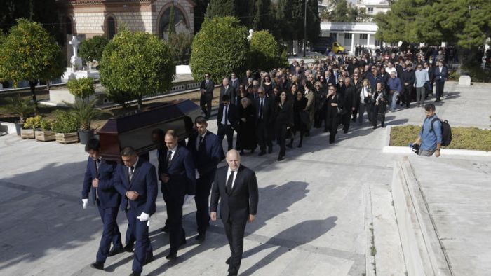 Πλήθος κόσμου για το τελευταίο &quot;αντίο&quot; στον Γιάννη Καψή (εικόνες)