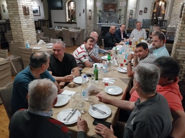 "&Kappa;&alpha;&lambda;ύ&tau;&epsilon;&rho;&eta; &epsilon;&xi;&upsilon;&pi;&eta;&rho;έ&tau;&eta;&sigma;&eta; &gamma;&iota;&alpha; &kappa;ά&theta;&epsilon; &epsilon;&pi;&iota;&beta;ά&tau;&eta;" | &Sigma;&tau;&eta;&nu; &Tau;&rho;ί&pi;&omicron;&lambda;&eta; &sigma;&upsilon;&nu;&alpha;&nu;&tau;ή&theta;&eta;&kappa;&alpha;&nu; &omicron;&iota; &Pi;&rho;ό&epsilon;&delta;&rho;&omicron;&iota; &tau;&omega;&nu; &Kappa;&Tau;&Epsilon;&Lambda; &tau;&eta;&sigmaf; &Pi;&epsilon;&lambda;&omicron;&pi;&omicron;&nu;&nu;ή&sigma;&omicron;&upsilon; (&epsilon;&iota;&kappa;ό&nu;&epsilon;&sigmaf;)