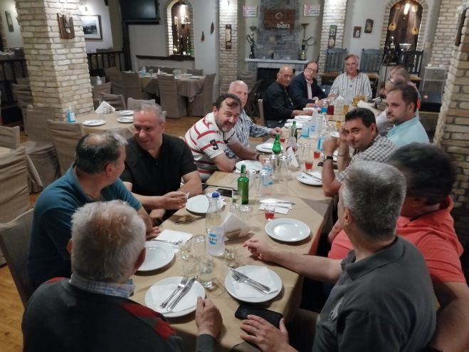 "&Kappa;&alpha;&lambda;ύ&tau;&epsilon;&rho;&eta; &epsilon;&xi;&upsilon;&pi;&eta;&rho;έ&tau;&eta;&sigma;&eta; &gamma;&iota;&alpha; &kappa;ά&theta;&epsilon; &epsilon;&pi;&iota;&beta;ά&tau;&eta;" | &Sigma;&tau;&eta;&nu; &Tau;&rho;ί&pi;&omicron;&lambda;&eta; &sigma;&upsilon;&nu;&alpha;&nu;&tau;ή&theta;&eta;&kappa;&alpha;&nu; &omicron;&iota; &Pi;&rho;ό&epsilon;&delta;&rho;&omicron;&iota; &tau;&omega;&nu; &Kappa;&Tau;&Epsilon;&Lambda; &tau;&eta;&sigmaf; &Pi;&epsilon;&lambda;&omicron;&pi;&omicron;&nu;&nu;ή&sigma;&omicron;&upsilon; (&epsilon;&iota;&kappa;ό&nu;&epsilon;&sigmaf;)