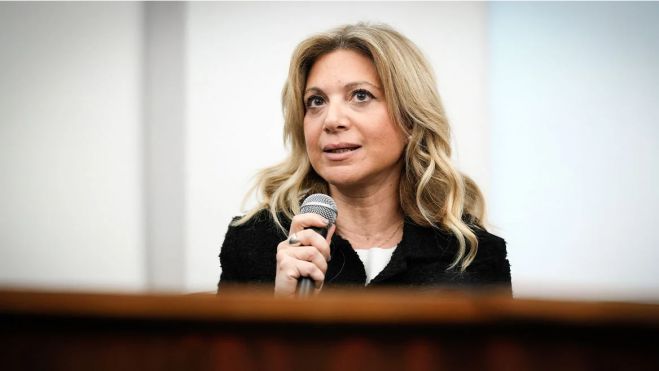 H &Kappa;&alpha;&rho;&upsilon;&sigma;&tau;&iota;&alpha;&nu;&omicron;ύ &epsilon;&kappa;&tau;ό&sigmaf; &Sigma;&upsilon;&lambda;&lambda;ό&gamma;&omicron;&upsilon; &gamma;&iota;&alpha; &tau;&alpha; &Tau;έ&mu;&pi;&eta; &mu;&epsilon; &epsilon;&pi;ί&theta;&epsilon;&sigma;&eta; &kappa;&alpha;&tau;ά &tau;&omega;&nu; &sigma;&upsilon;&gamma;&gamma;&epsilon;&nu;ώ&nu; &gamma;&iota;&alpha; &tau;&alpha; &omicron;&iota;&kappa;&omicron;&nu;&omicron;&mu;&iota;&kappa;ά: &laquo;&Sigma;&iota;&omega;&pi;ώ &gamma;&iota;&alpha; &nu;&alpha; &mu;&eta; &sigma;&alpha;&sigmaf; &epsilon;&kappa;&theta;έ&sigma;&omega;&raquo;