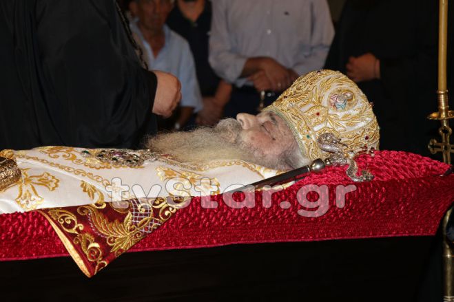 Σε λαϊκό προσκύνημα το σκήνωμα του Μητροπολίτη Φθιώτιδος Νικολάου