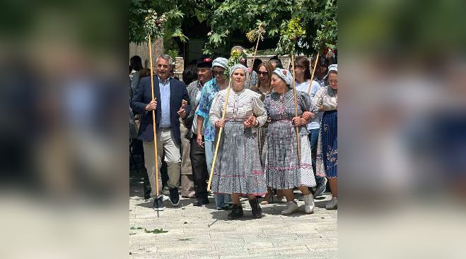 Ο Κώστας Τζιούμης για την αναβίωση του εθίμου του Αγίου Γεωργίου στη Νεστάνη (εικόνες)