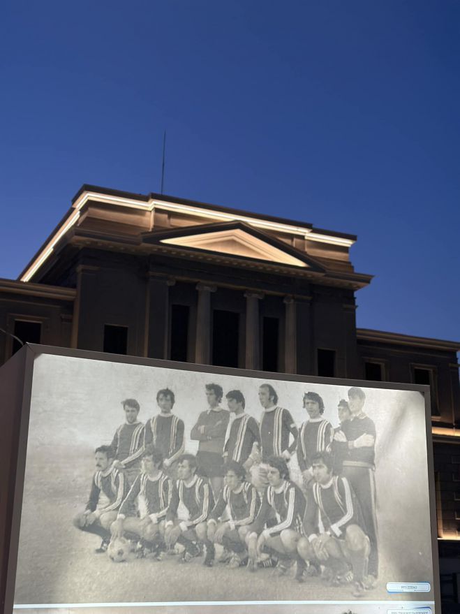 Η φωτογραφία της ομάδας του Α.Ο Στενού 1973 στην πλατεία Άρεως