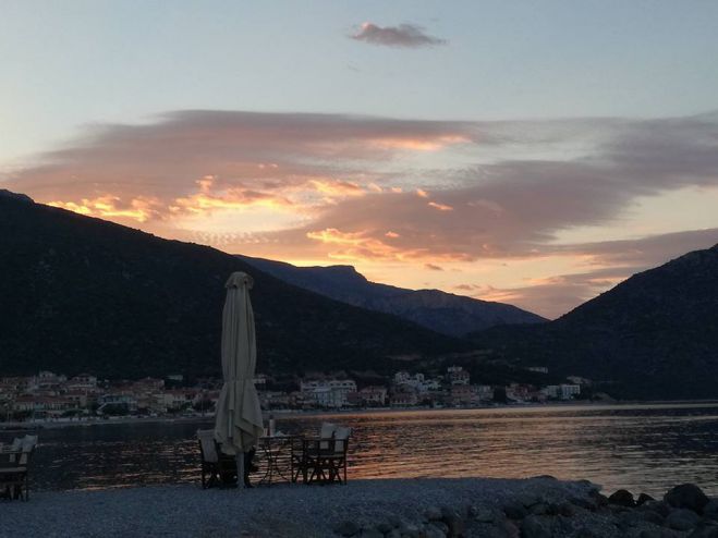 Υπέροχα χρώματα ... το σούρουπο στον Τυρό! (εικόνες)
