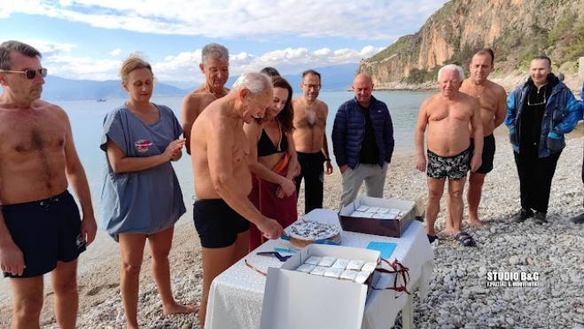 Έ&kappa;&omicron;&psi;&alpha;&nu; &pi;ί&tau;&alpha; &sigma;&tau;&eta; &theta;ά&lambda;&alpha;&sigma;&sigma;&alpha; &omicron;&iota; &chi;&epsilon;&iota;&mu;&epsilon;&rho;&iota;&nu;&omicron;ί &kappa;&omicron;&lambda;&upsilon;&mu;&beta;&eta;&tau;έ&sigmaf; &sigma;&tau;&omicron; &Nu;&alpha;ύ&pi;&lambda;&iota;&omicron;! (vd)