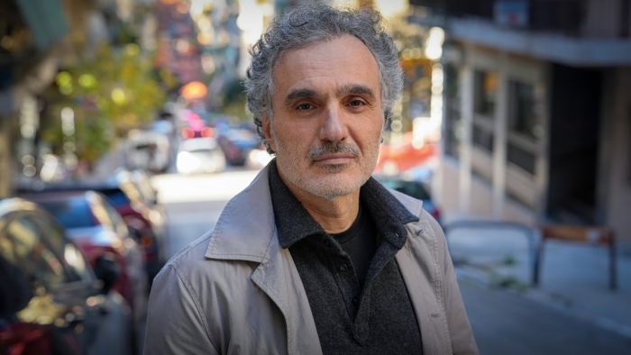 O &Epsilon;&lambda;&lambda;&eta;&nu;&omicron;ϊ&rho;&alpha;&nu;ό&sigmaf; &sigma;&kappa;&eta;&nu;&omicron;&theta;έ&tau;&eta;&sigmaf; &Sigma;&iota;&alpha;&mu;ά&kappa; &Epsilon;&tau;&epsilon;&mu;ά&nu;&tau;&iota; &sigma;&tau;&omicron; &Lambda;&epsilon;&omega;&nu;ί&delta;&iota;&omicron; - &Theta;&alpha; &pi;&rho;&omicron;&beta;&lambda;&eta;&theta;&epsilon;ί &tau;&omicron; &nu;&tau;&omicron;&kappa;&iota;&mu;&alpha;&nu;&tau;έ&rho; &laquo;&Alpha;&pi;ό &Tau;&iota; &Epsilon;ί&mu;&alpha;&sigma;&tau;&epsilon; &Phi;&tau;&iota;&alpha;&gamma;&mu;έ&nu;&omicron;&iota;&raquo;