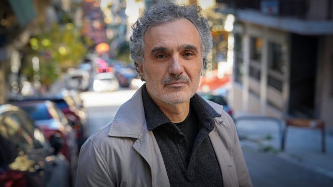 O &Epsilon;&lambda;&lambda;&eta;&nu;&omicron;ϊ&rho;&alpha;&nu;ό&sigmaf; &sigma;&kappa;&eta;&nu;&omicron;&theta;έ&tau;&eta;&sigmaf; &Sigma;&iota;&alpha;&mu;ά&kappa; &Epsilon;&tau;&epsilon;&mu;ά&nu;&tau;&iota; &sigma;&tau;&omicron; &Lambda;&epsilon;&omega;&nu;ί&delta;&iota;&omicron; - &Theta;&alpha; &pi;&rho;&omicron;&beta;&lambda;&eta;&theta;&epsilon;ί &tau;&omicron; &nu;&tau;&omicron;&kappa;&iota;&mu;&alpha;&nu;&tau;έ&rho; &laquo;&Alpha;&pi;ό &Tau;&iota; &Epsilon;ί&mu;&alpha;&sigma;&tau;&epsilon; &Phi;&tau;&iota;&alpha;&gamma;&mu;έ&nu;&omicron;&iota;&raquo;