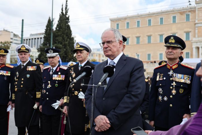 &Tau;&omicron; &delta;&iota;&pi;&lambda;ό &lambda;ά&theta;&omicron;&sigmaf; &Tau;&alpha;&sigma;&omicron;ύ&lambda;&alpha; &mu;&epsilon;&tau;ά &tau;&eta;&nu; &pi;&alpha;&rho;έ&lambda;&alpha;&sigma;&eta; &ndash; &laquo;&Nu;&alpha; &tau;&omicron; &pi;&omega; &alpha;&pi;ό &tau;&eta;&nu; &alpha;&rho;&chi;ή;&raquo; &kappa;&alpha;&iota; &tau;&omicron;&hellip; 1981